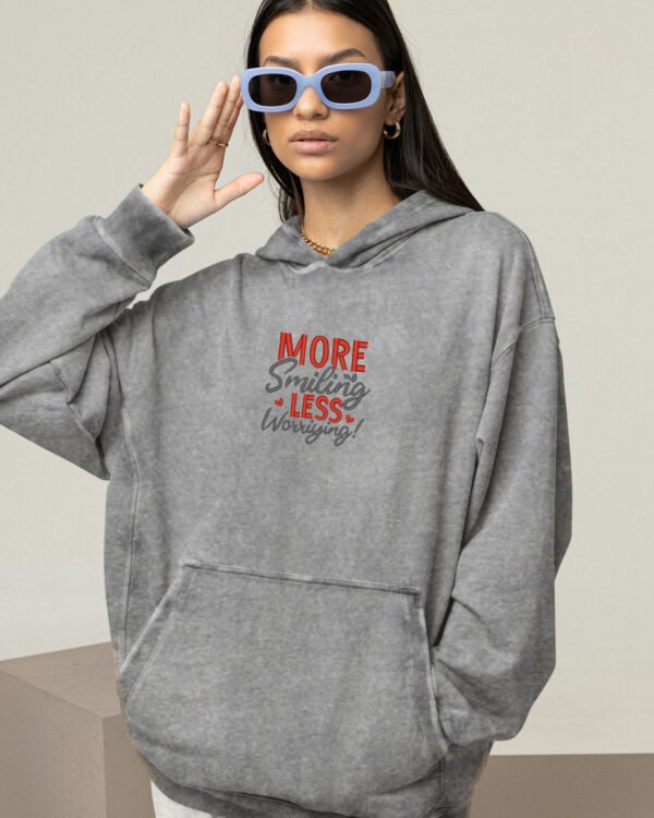 Bluza oversize z kapturem <br>More Smiling, Less Worrying! <br>Haft, Efekt sprania